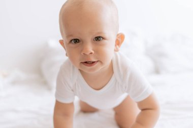 Küçük oğlan, yaklaş.