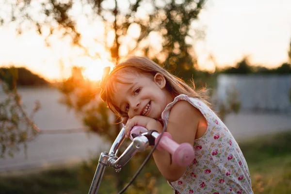Petite Fille Heureuse Enfant Vélo Dans Lumière Soleil — Photo