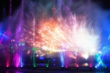 Lunaparkta bir çeşme gösterisi.