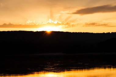 Nehirde gün batımı.