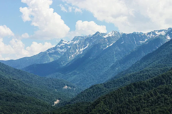 Krasnodar bölgesi. Sochi, Rosa Khutor. Dağlar.