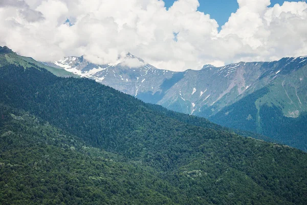 Krasnodar bölgesi. Sochi, Rosa Khutor. Dağlar.