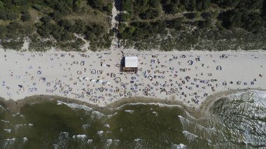 plaj ve denizden bir kuş bakışı görünüm