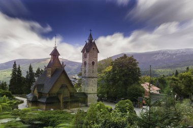 Temple, Karpacz kilisede Wang