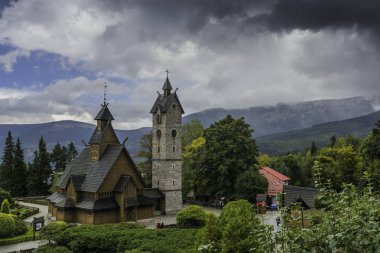 Temple, Karpacz kilisede Wang