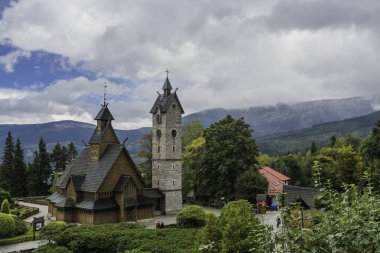 Temple, Karpacz kilisede Wang
