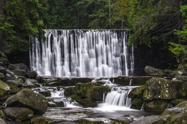 Vahşi bir çekici şelale ve pitoresk bir cazibe - Karpacz Giant Mountains içinde