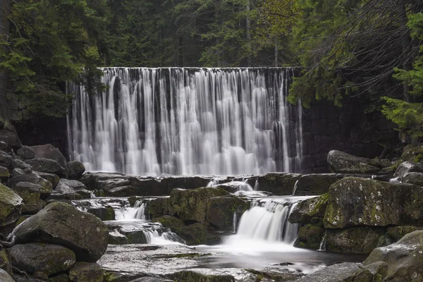 Uma Cachoeira Encantadora Selvagem Uma Atração Pitoresca Karpacz Nas Montanhas — Fotografia de Stock