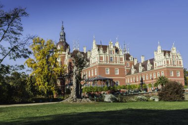 Eski, tarihi, güzel kale ve bahçeler - Ilk kez Pckler parkında kötü Muskau