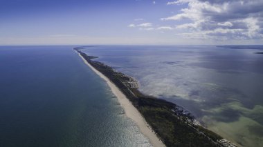 Baltık Denizi üzerinde büyüleyici bir yer olan Hel Yarımadası'nın havadan görünümü, Polonya