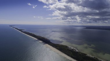 Baltık Denizi üzerinde büyüleyici bir yer olan Hel Yarımadası'nın havadan görünümü, Polonya