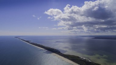 Baltık Denizi üzerinde büyüleyici bir yer olan Hel Yarımadası'nın havadan görünümü, Polonya
