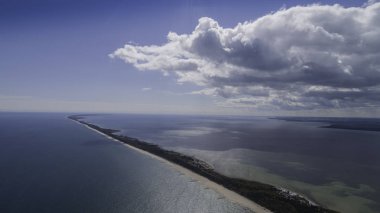 Baltık Denizi üzerinde büyüleyici bir yer olan Hel Yarımadası'nın havadan görünümü, Polonya