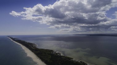 Baltık Denizi üzerinde büyüleyici bir yer olan Hel Yarımadası'nın havadan görünümü, Polonya
