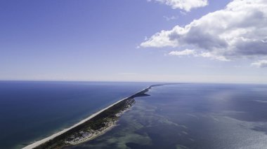 Baltık Denizi üzerinde büyüleyici bir yer olan Hel Yarımadası'nın havadan görünümü, Polonya