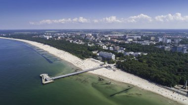 Kolobrzeg havadan görünümü - Baltık Denizi üzerinde güzel bir şehir ve spa