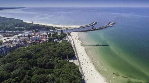 Kolobrzeg havadan görünümü - Baltık Denizi üzerinde güzel bir şehir ve spa