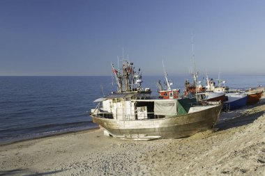 Chlop liman ve yazlık tatil plajda duran balıkçı tekneleri
