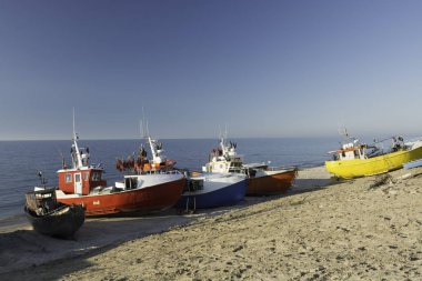 Chlop liman ve yazlık tatil plajda duran balıkçı tekneleri