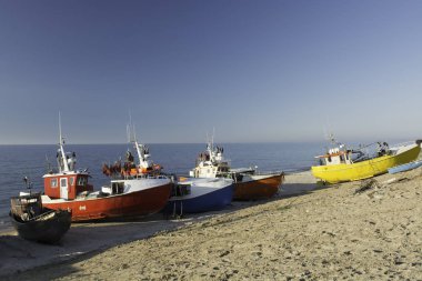 Chlop liman ve yazlık tatil plajda duran balıkçı tekneleri