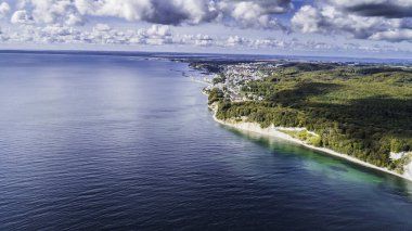 Sassnitz 'in havadan görünüşü - Rugen adasındaki Baltık Denizi üzerinde bir şehir, tatil köyü ve liman