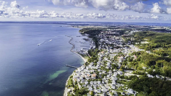 Sassnitz 'in havadan görünüşü - Rugen adasındaki Baltık Denizi üzerinde bir şehir, tatil köyü ve liman