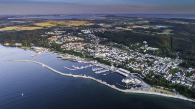 Sassnitz 'in havadan görünüşü - Rgen adasındaki Baltık Denizi üzerinde bir şehir, tatil köyü ve liman