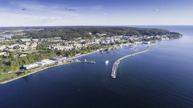 Sassnitz 'in havadan görünüşü - Rgen adasındaki Baltık Denizi üzerinde bir şehir, tatil köyü ve liman
