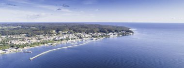 Sassnitz 'in havadan görünüşü - Rgen adasındaki Baltık Denizi üzerinde bir şehir, tatil köyü ve liman