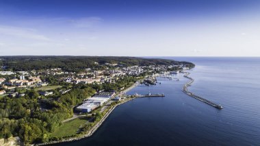 Sassnitz 'in havadan görünüşü - Rgen adasındaki Baltık Denizi üzerinde bir şehir, tatil köyü ve liman