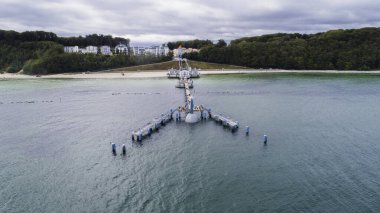 Sellin 'in havadan görünüşü - Rgen adasındaki Baltık Denizi üzerindeki şehir, tatil köyü ve liman