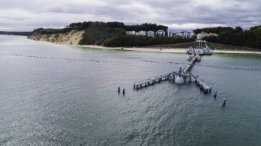 Sellin 'in havadan görünüşü - Rgen adasındaki Baltık Denizi üzerindeki şehir, tatil köyü ve liman