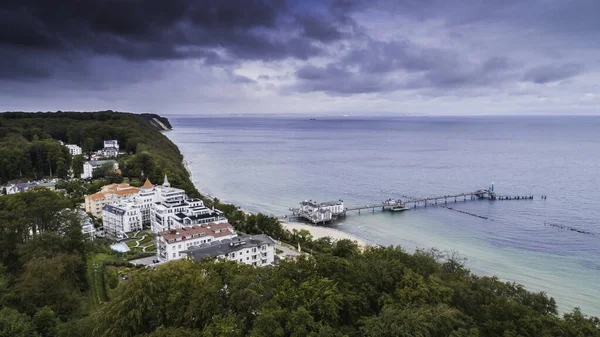 Sellin 'in havadan görünüşü - Rgen adasındaki Baltık Denizi üzerindeki şehir, tatil köyü ve liman