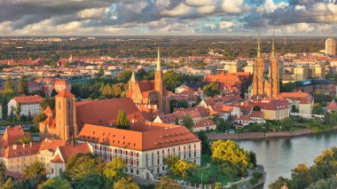 Gotik Katedral, Tumski Köprüsü ve Polonya 'nın Oder Nehri kıyısındaki Tarihi Mimari ile Wrocaw' daki Ostrw Tumski 'nin Altın Saat Hava Görüntüsü