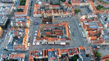 Wrocaw Eski Kasabası 'nın Altın Saat Hava Panoraması. Pazar Meydanı, Tarihi Kiralama Evleri ve Polonya' nın Kalbinde Gotik Mimarisi.