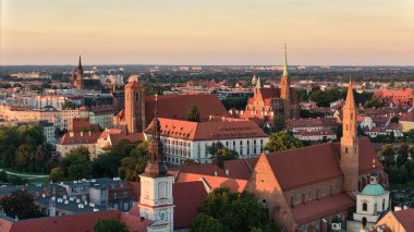Gotik Katedral, Tumski Köprüsü ve Polonya 'nın Oder Nehri kıyısındaki Tarihi Mimari ile Wrocaw' daki Ostrw Tumski 'nin Altın Saat Hava Görüntüsü