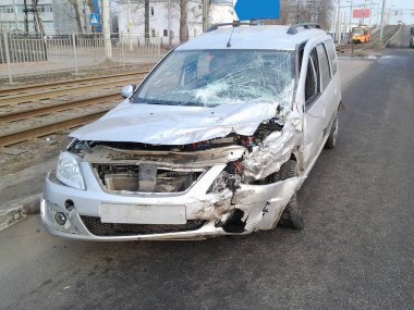 Bir araba kazası sonuçları. Yaralı araba.