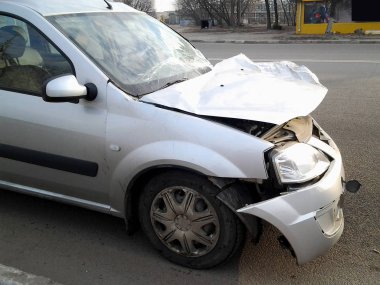 Bir araba kazası sonuçları. Yaralı araba.