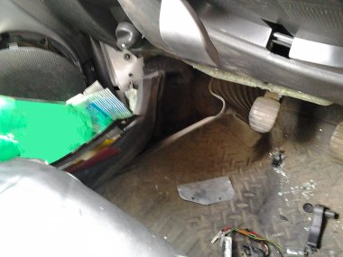 Bir araba kazası sonuçları. Yaralı araba. İçinde köşedeki enjekte edilir ve küçük parçalar koptu.