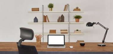 dizüstü ve tablet ahşap masa ve ofis iç. Kitaplık arka plan ile ev Aksesuar kitaplar ve tesisleri