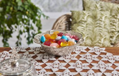 Gümüş tabak bayram şekeri ile dantel iğne veya Türk geleneği için ahşap masa üzerinde Şeker Bayramı.