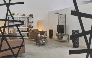 Laptop ve toplantı oda iç kavramı ile modern ofis.