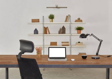 dizüstü ve tablet ahşap masa ve ofis iç. Kitaplık arka plan ile ev Aksesuar kitaplar ve tesisleri
