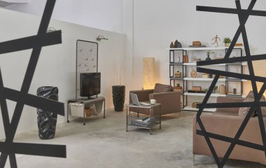 Modern ofis toplantı odası iç dizüstü bilgisayar, tv ve koltuklar,