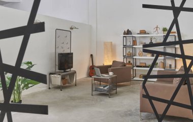Modern ofis toplantı odası iç dizüstü bilgisayar, tv ve koltuklar,