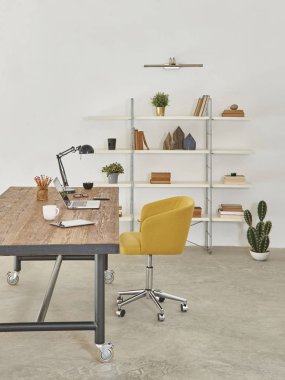 Modern sandalye ve ofis masa, kitaplık tablet lamba ve dizüstü bilgisayar ile