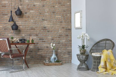 hasır sehpa ve çiçekli vazo ile doğal duvar kağıdı