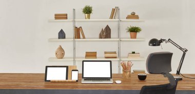 dizüstü ve tablet ahşap masa ve ofis iç. Kitaplık arka plan ile ev Aksesuar kitaplar ve tesisleri