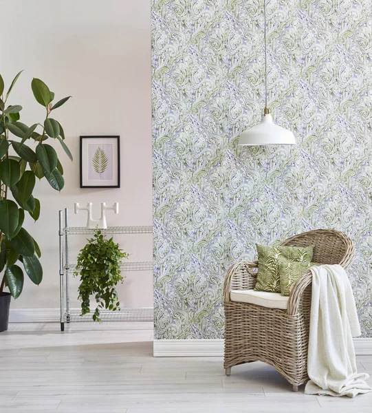 灰色壁纸和植物在内部与柳条椅子 — 图库照片