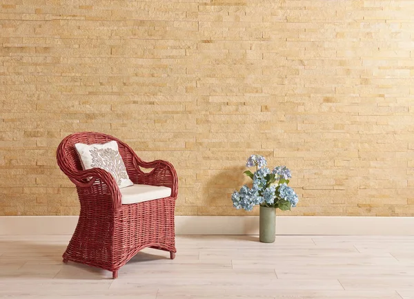 Wicker 椅子现代壁纸和花 — 图库照片